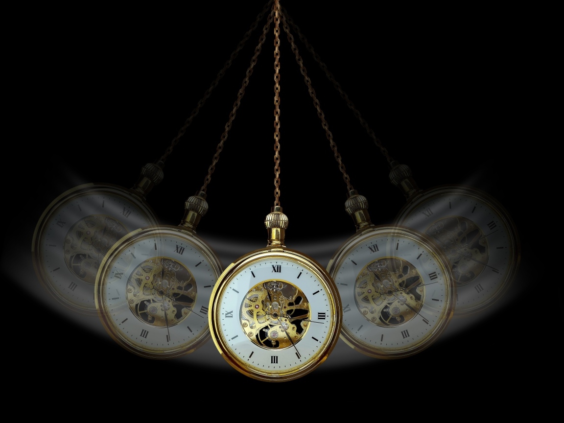 Карманные часы раскачиваются на черном фоне