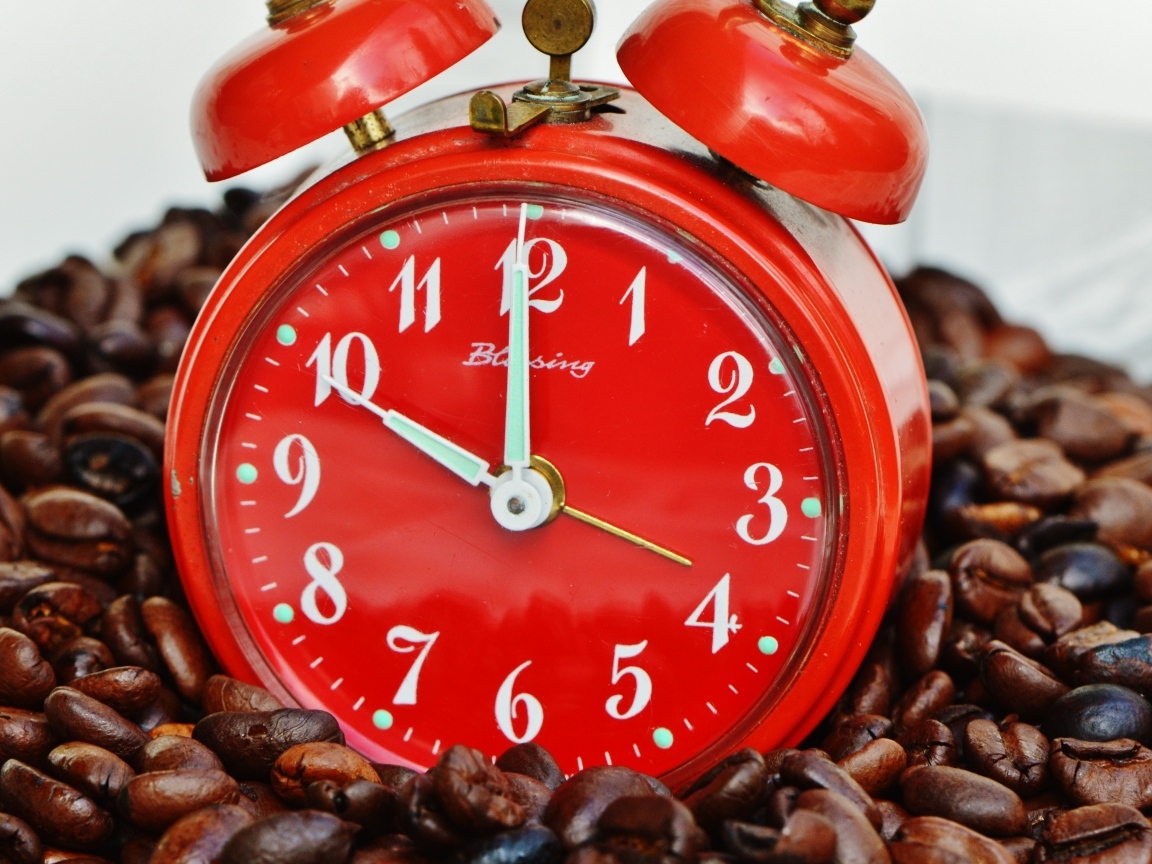 Красный будильник с зернами кофе 