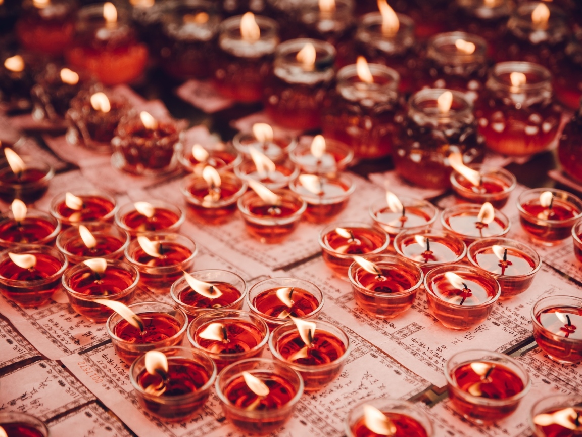 Маленькие зажженные ароматные красные свечи