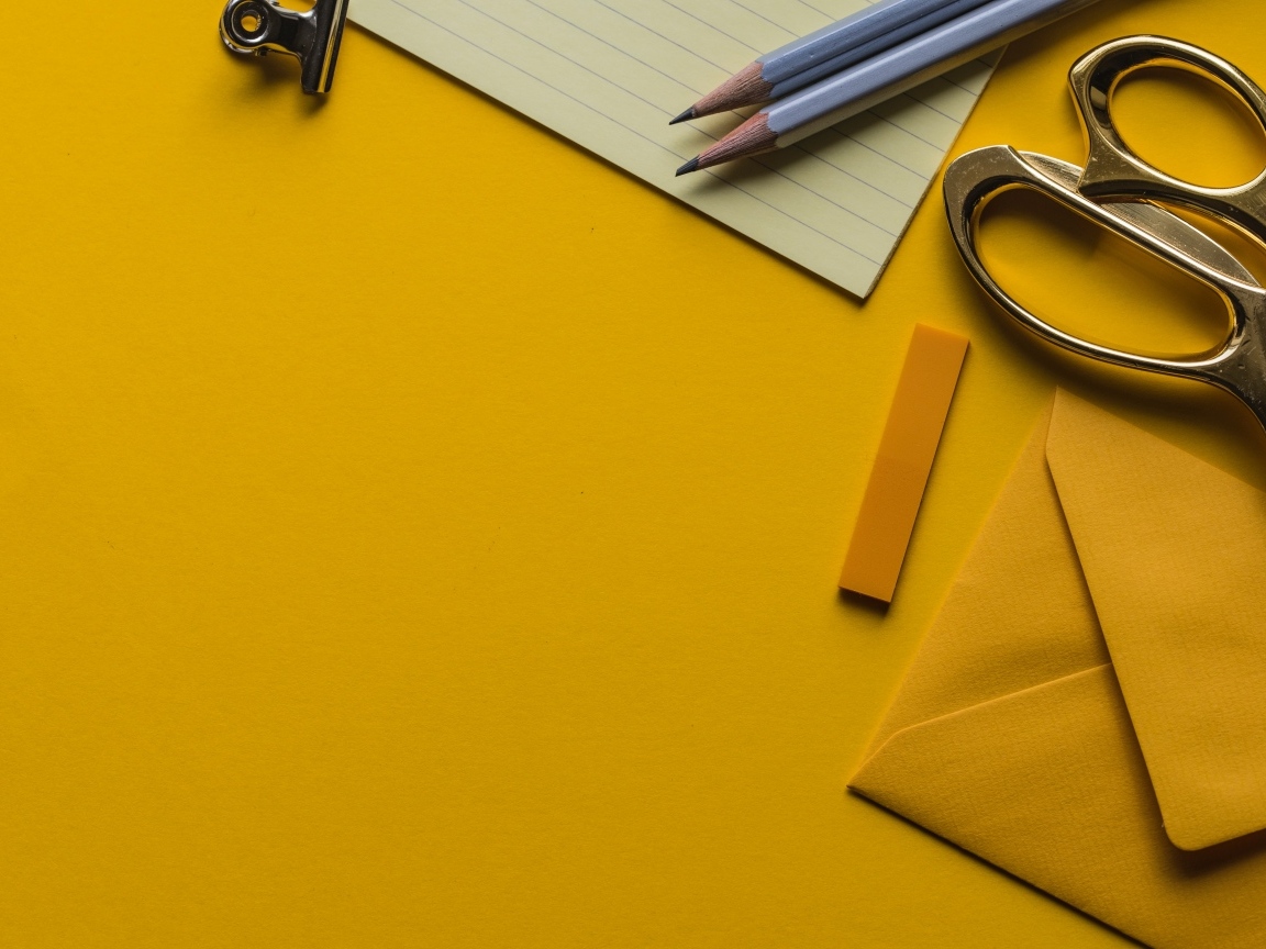 Канцелярские предметы на желтом фоне