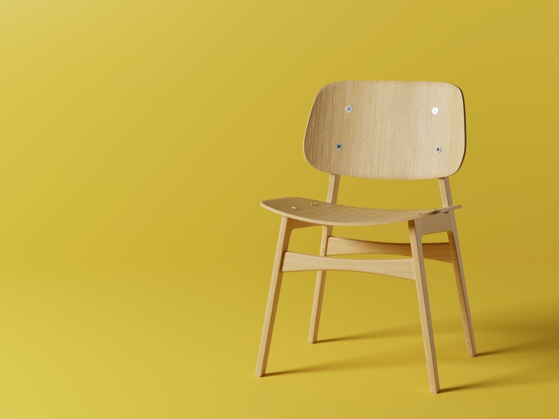 Деревянный стул на желтом фоне