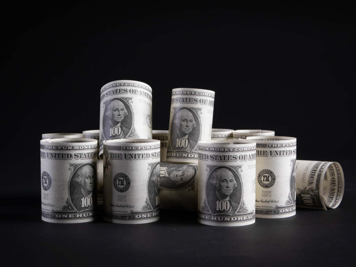 Доллары на черном фоне