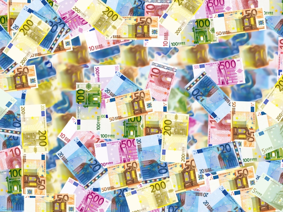 Много разноцветных купюр евро 