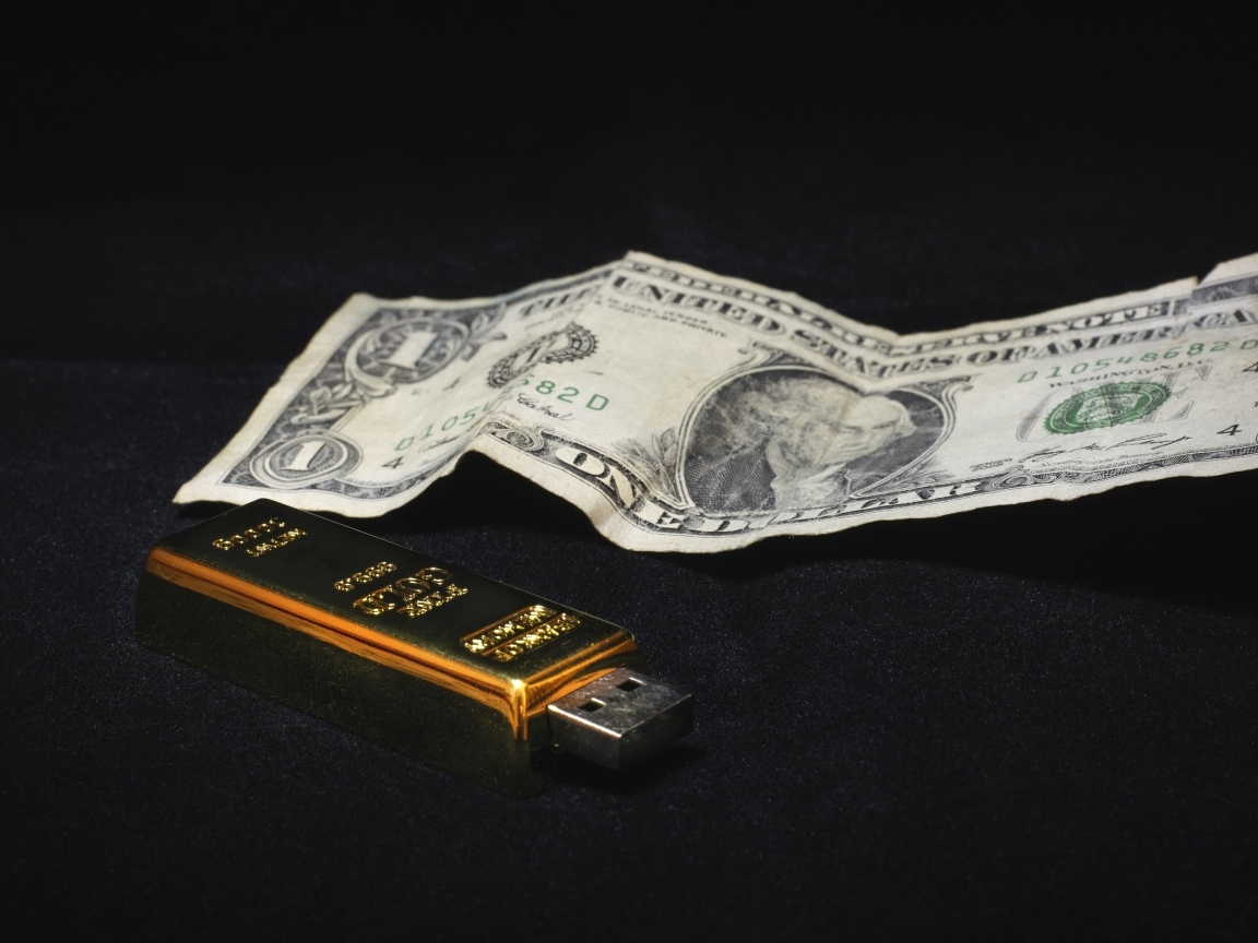 Один доллар и флешка на черном фоне