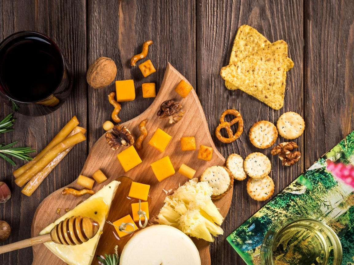 Аппетитное печенье крекер с сыром на столе