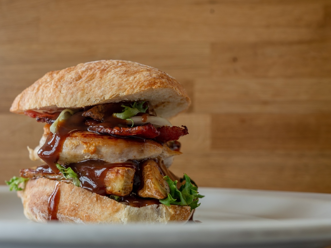 Большой сочный гамбургер с куриной грудкой