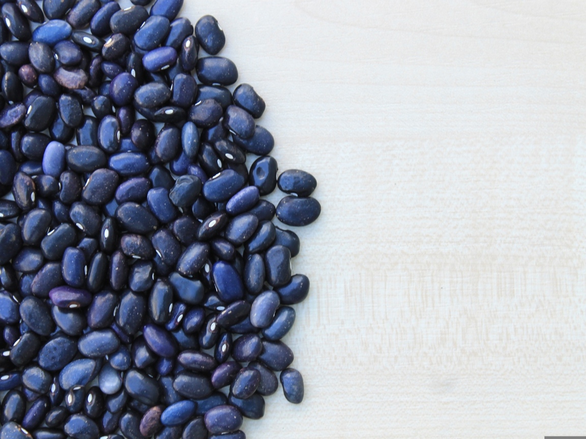 Черная фасоль на столе