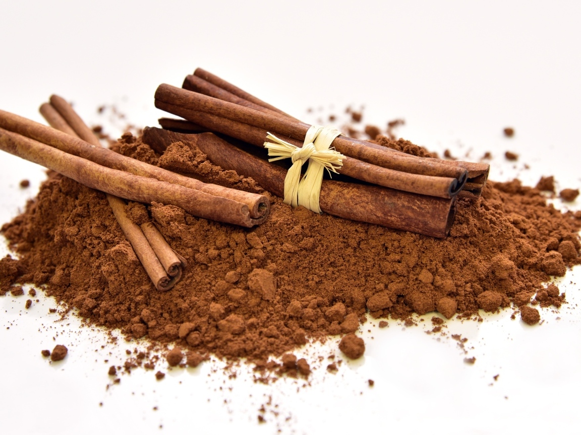 Корица с порошком на белом фоне 