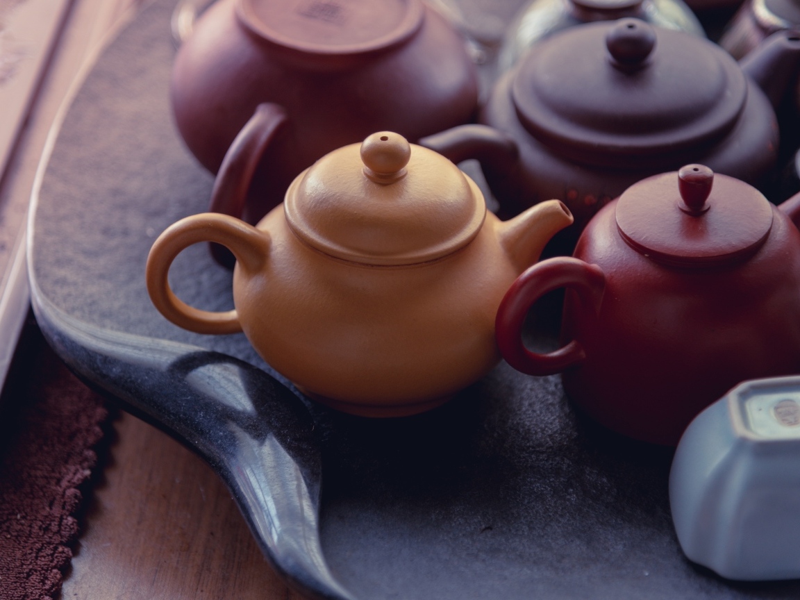 Глиняные чайники стоят на столе