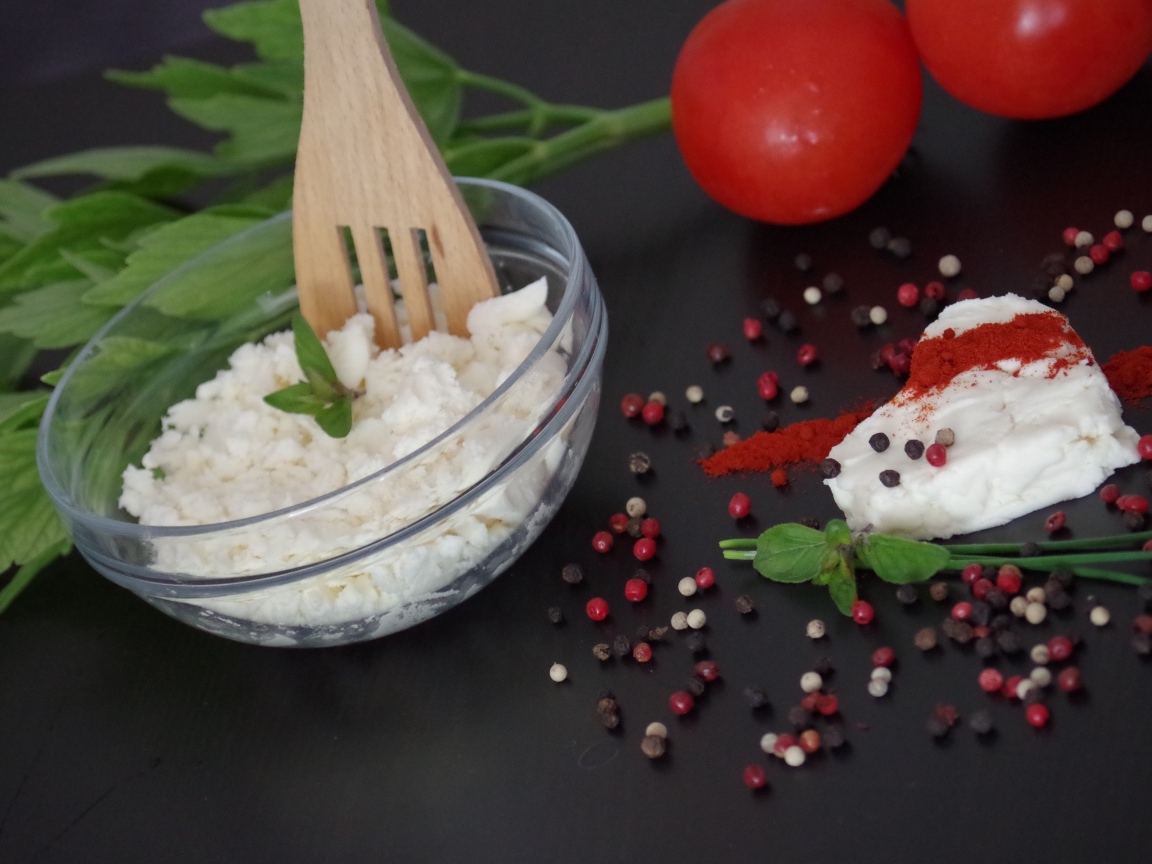 Творог на столе с петрушкой и помидорами