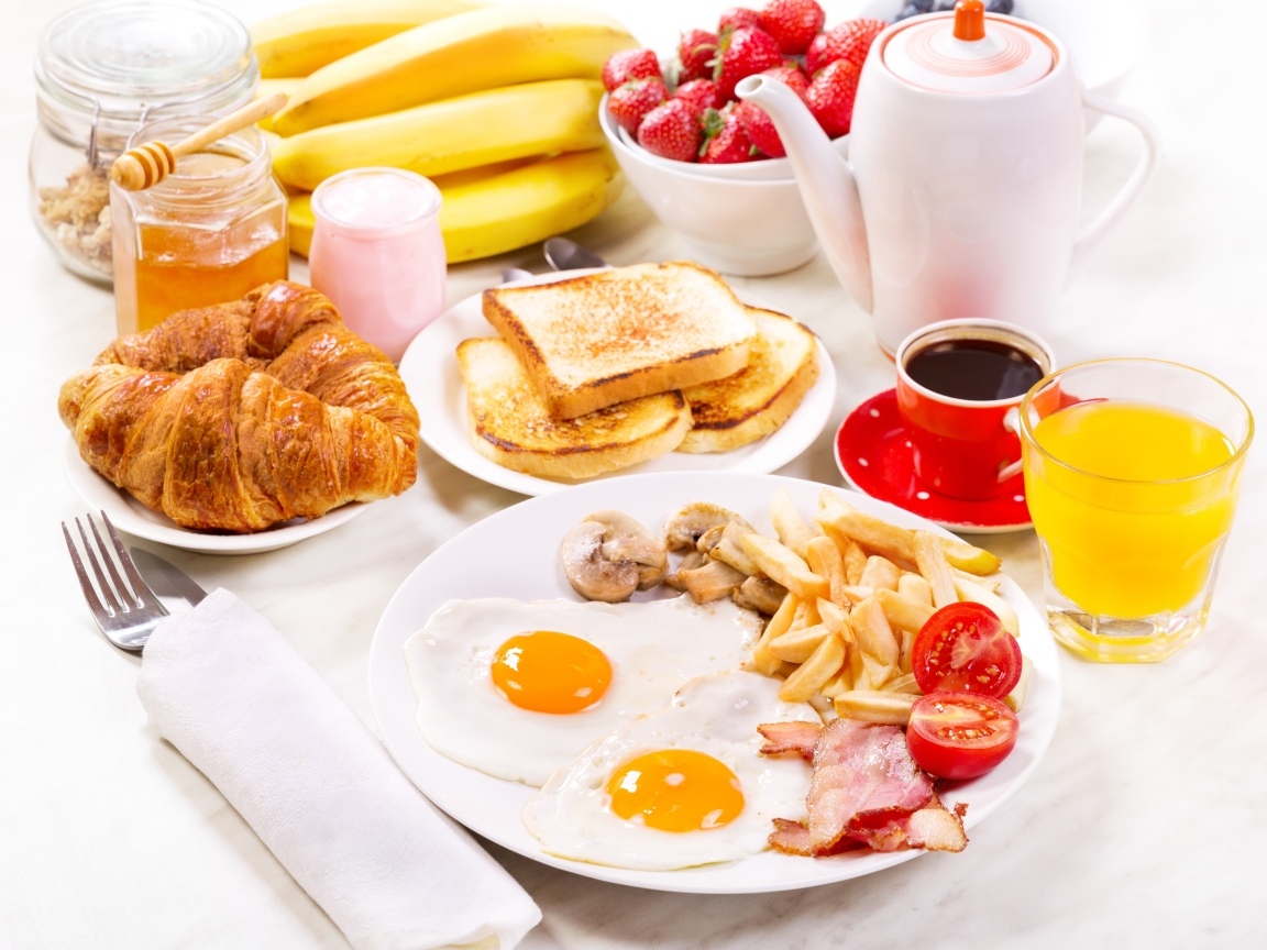 Вкусный сытный завтрак на столе