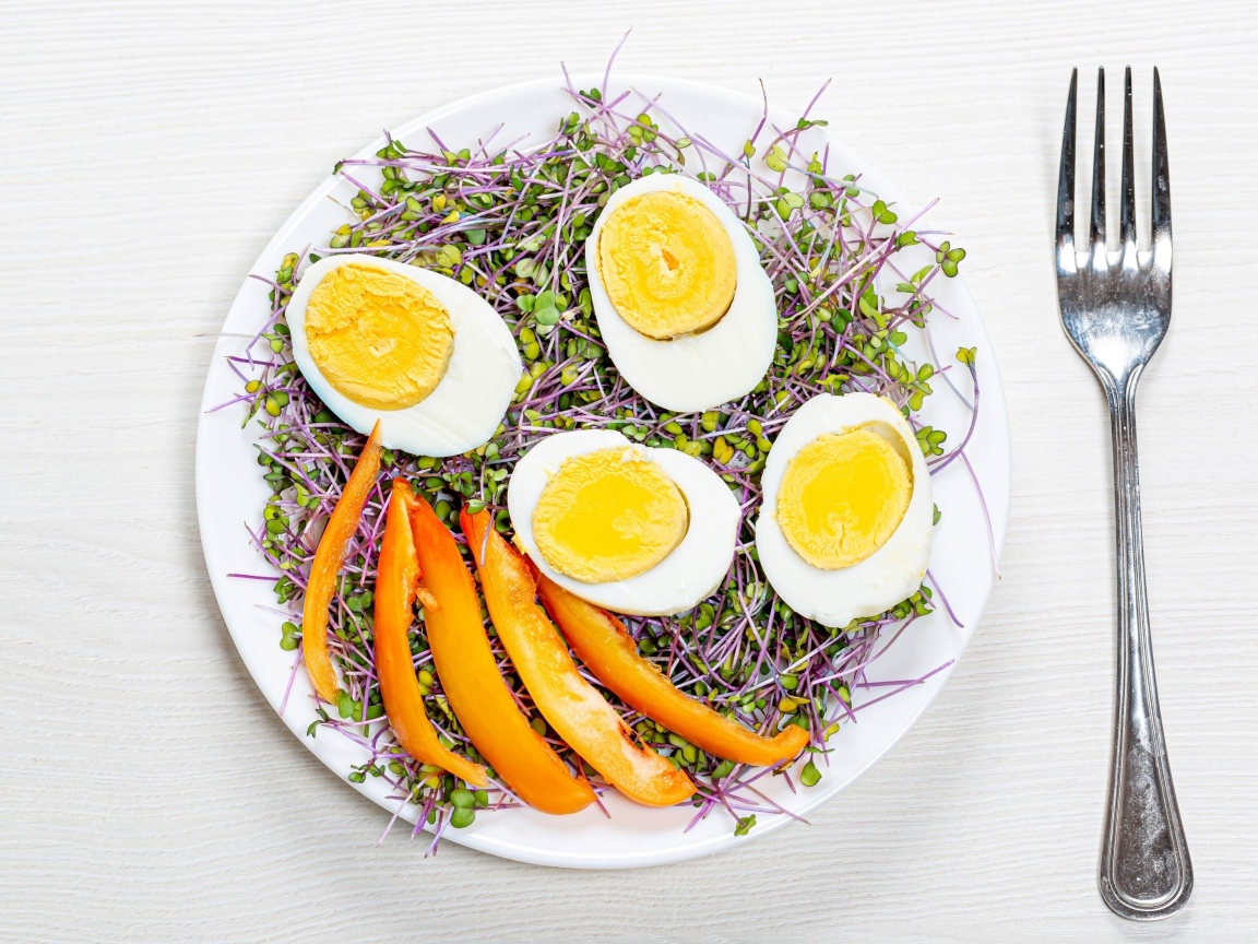 Яйца с кусочками сладкого перца и пророщенной зеленью