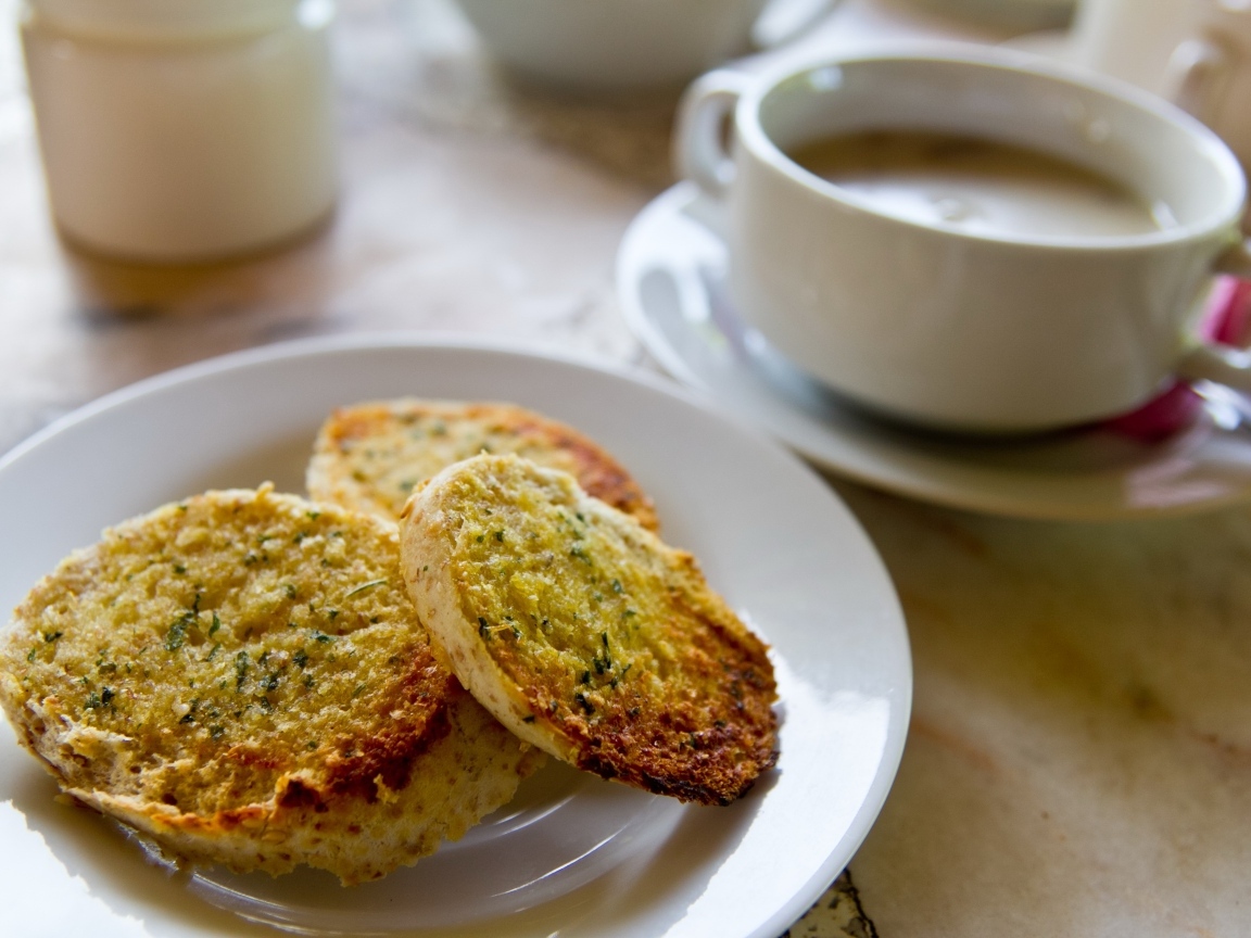 Ароматные чесночные гренки на тарелке на завтрак