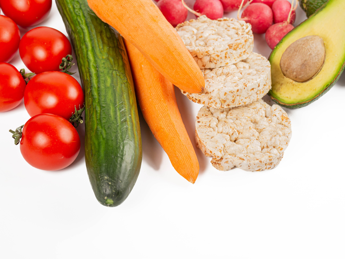 Свежие аппетитные овощи и хлопья на белом фоне