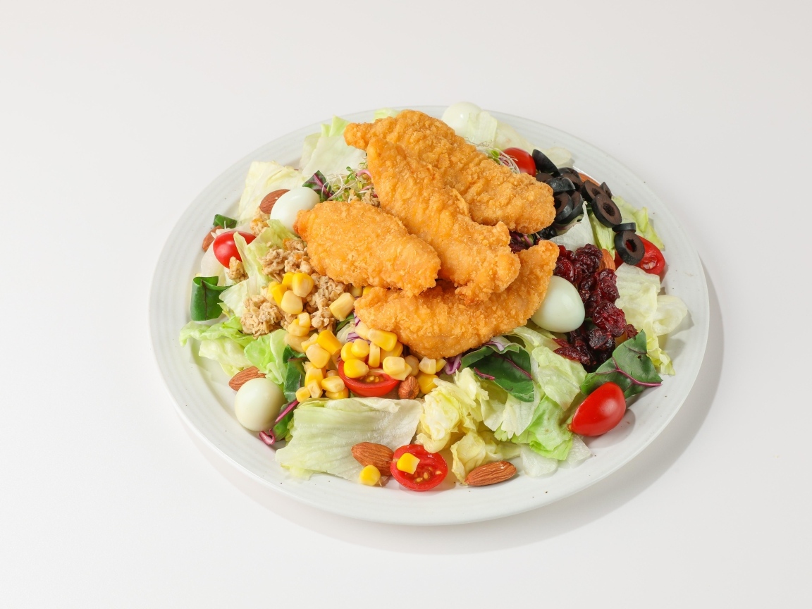 Салат с жареной курицей на сером фоне