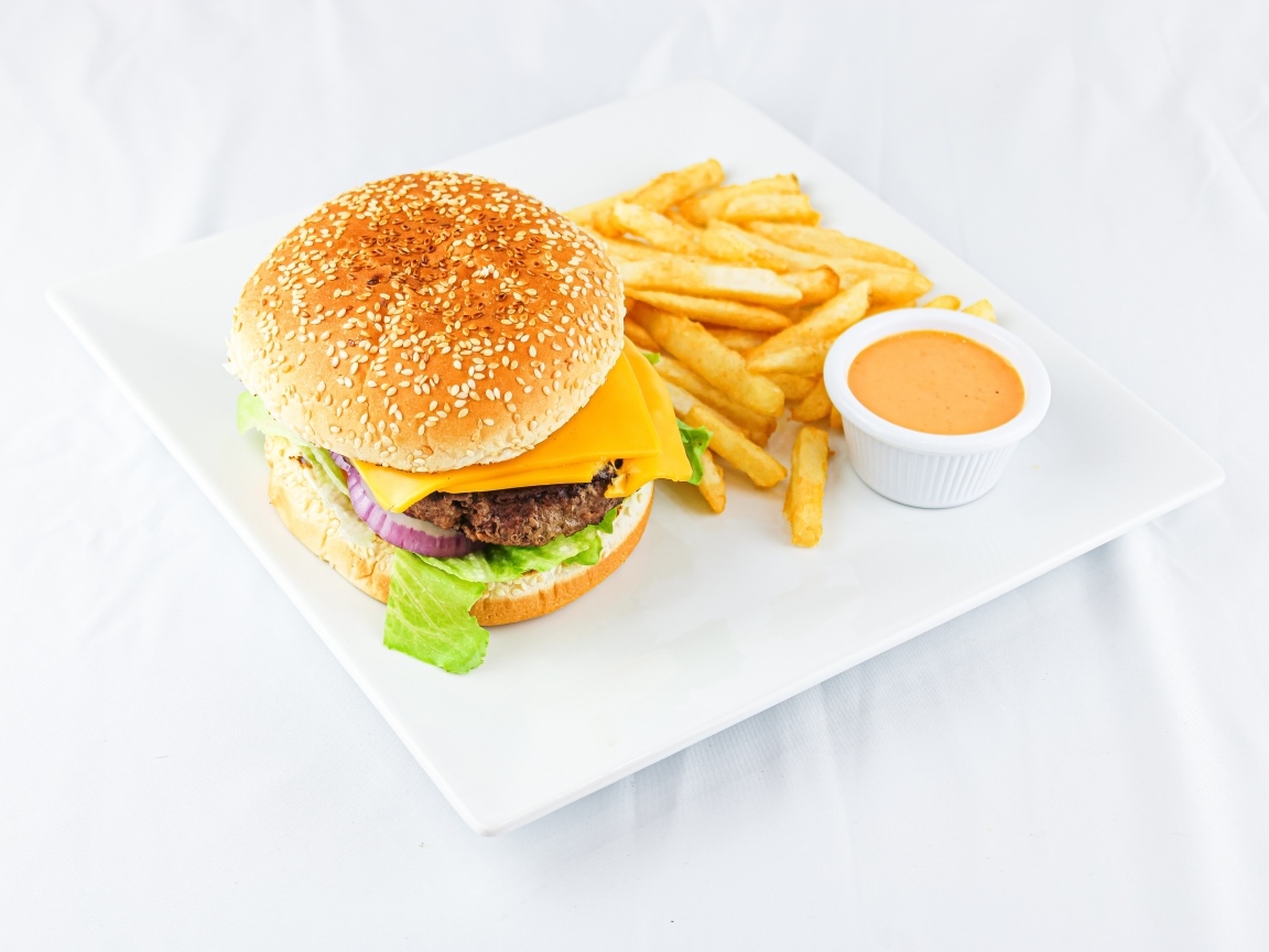 Гамбургер с картофелем фри и соусом на столе