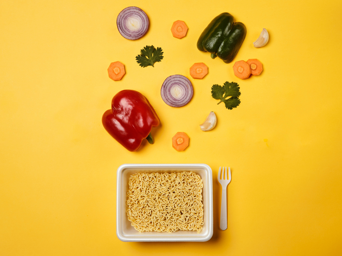 Вермишель быстрого приготовления на столе с овощами