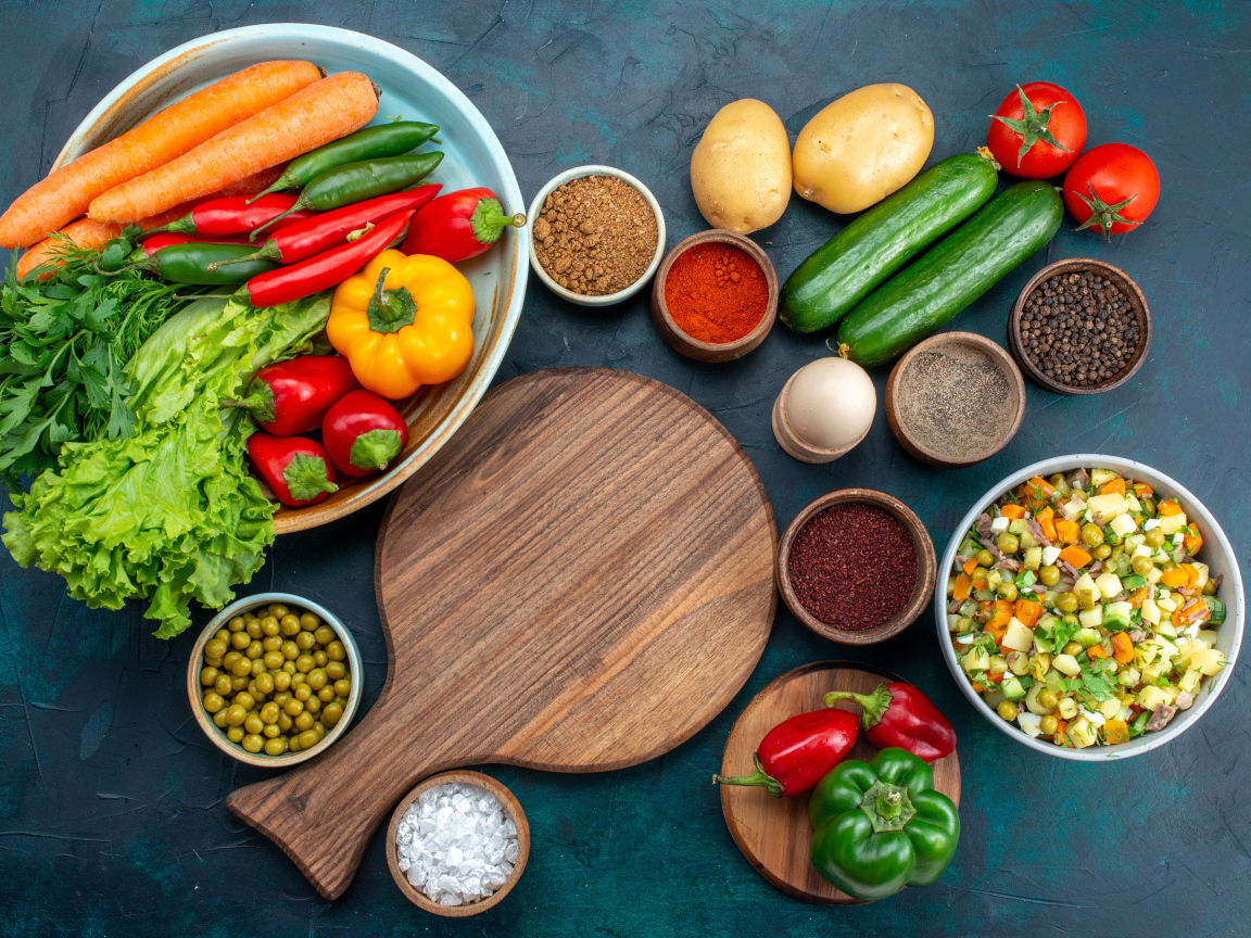 Много овощей со специями на столе с салатом