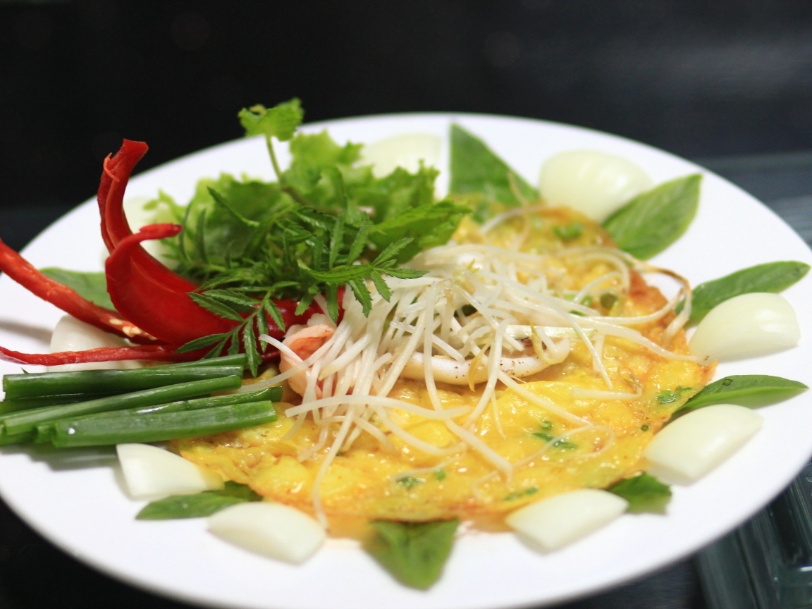 Омлет с луком и острым перцем на тарелке 