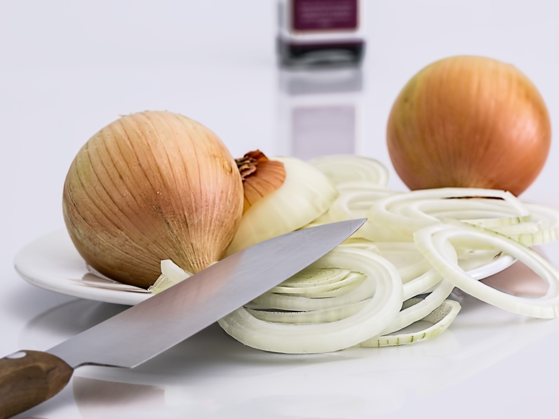 Репчатый лук нарезан кольцами 