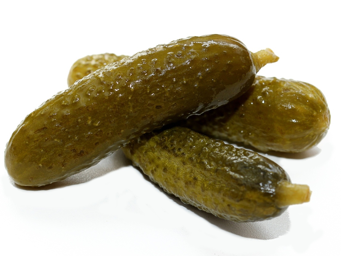 Маринованные корнишоны на белом фоне