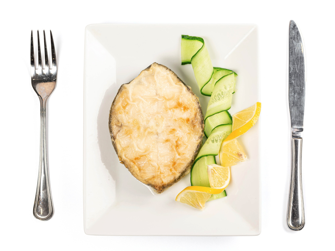 Картофель с огурцом и лимоном на белом столе