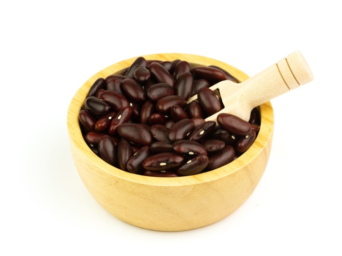 Красная фасоль на белом фоне