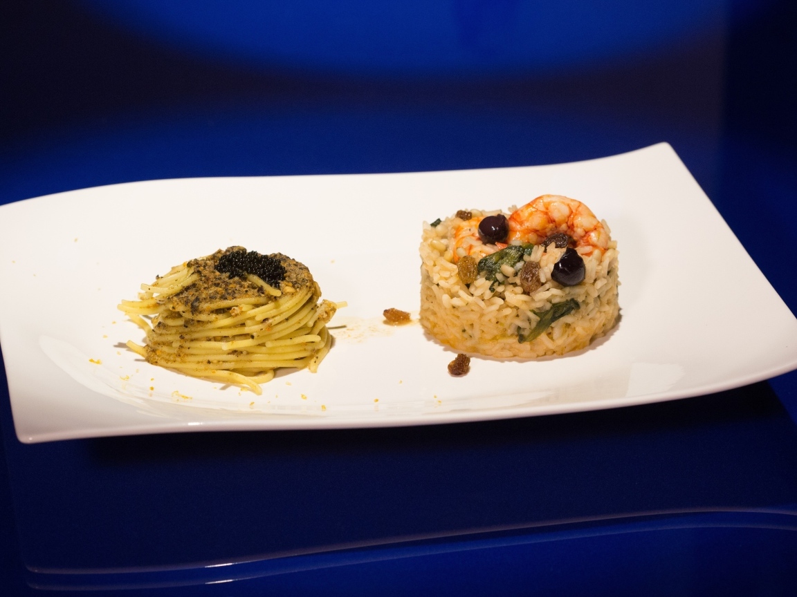 Рис и спагетти на большой белой тарелке