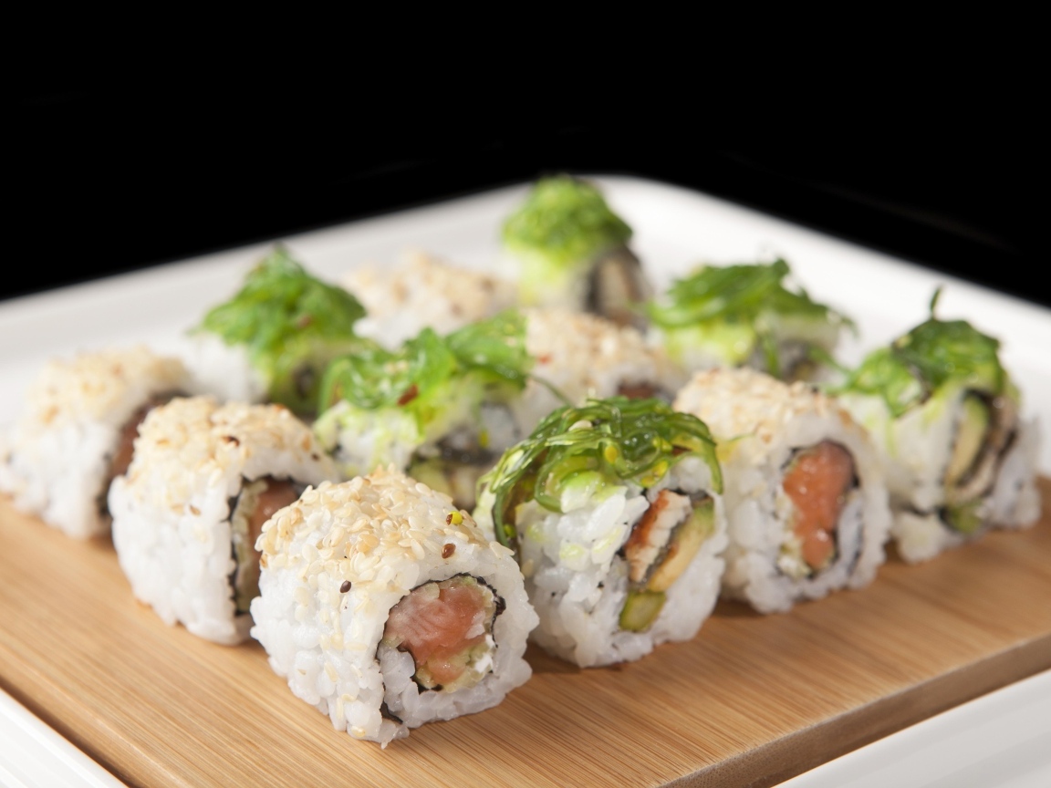 Роллы с рыбой на деревянной доске