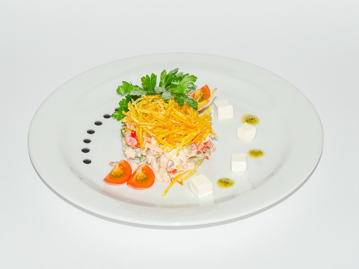 Салат на большой белой тарелке