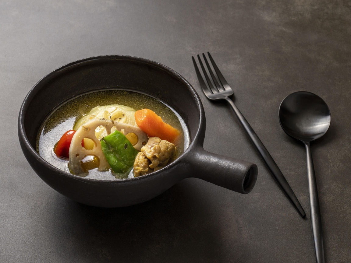 Суп саппоро с овощами на столе