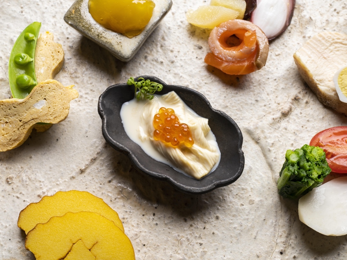 Закуски на столе с соусом