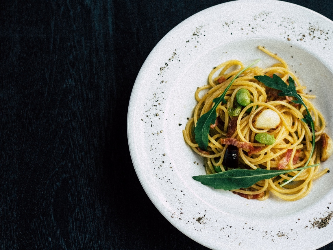 Спагетти с курицей в большой белой тарелке