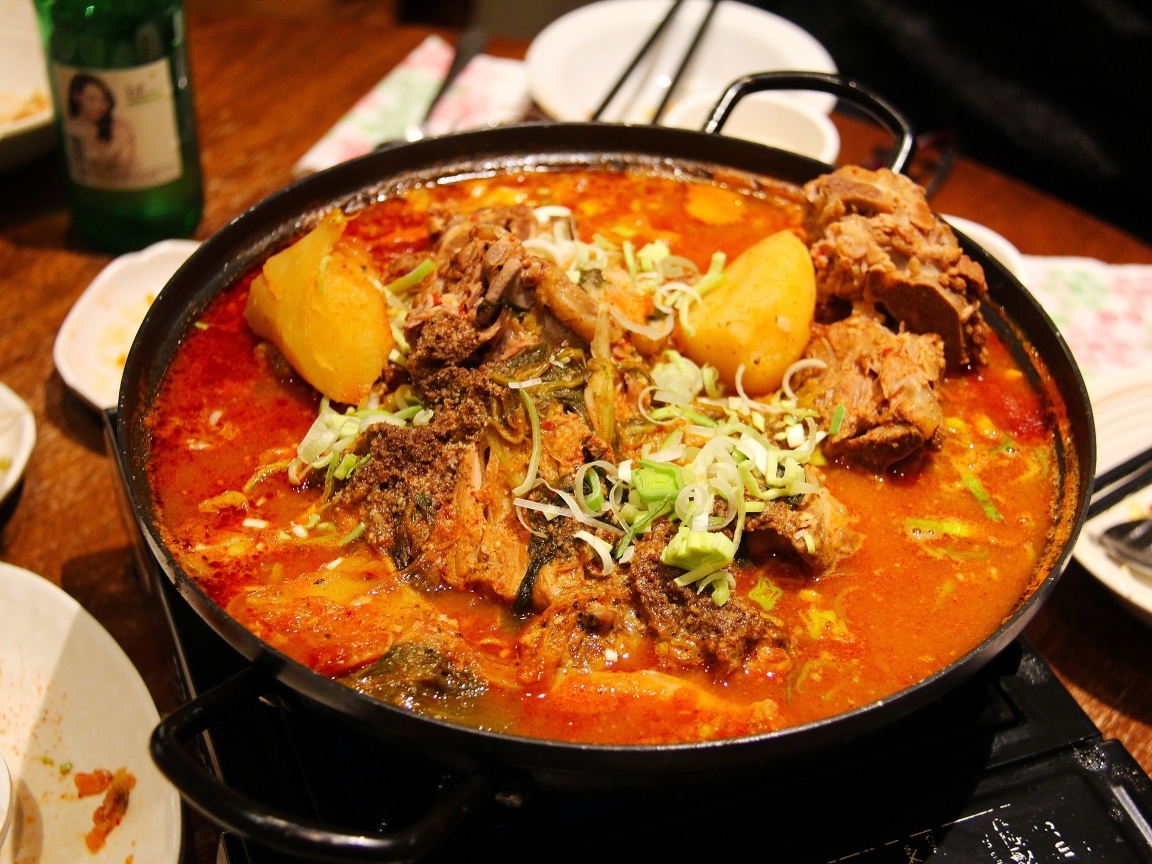 Острый красный суп с мясом