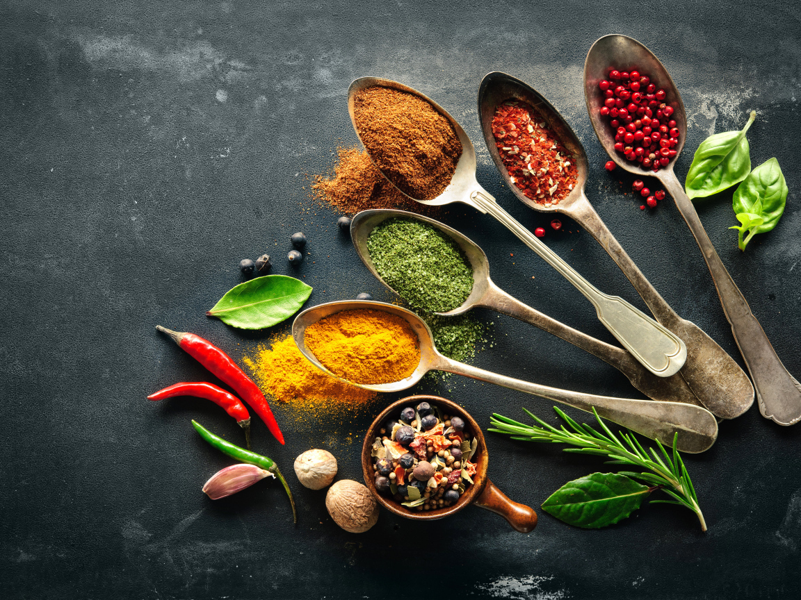 Ложки с ароматными специями на столе