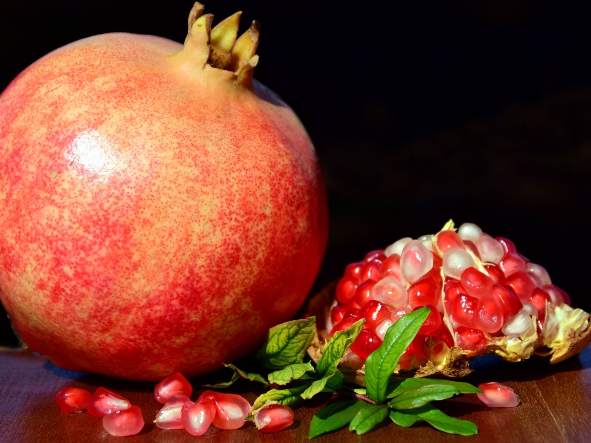 Большой спелый красный гранат крупным планом