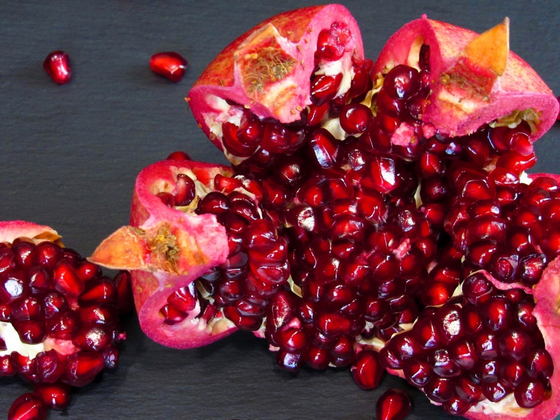 Яркие спелые красные зерна граната