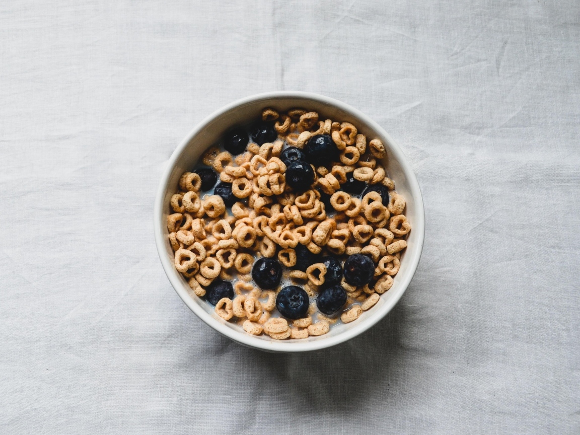 Хлопья с ягодами черники и молоком на завтрак