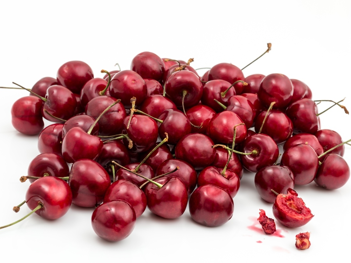 Ягоды черешни на белом фоне крупным планом