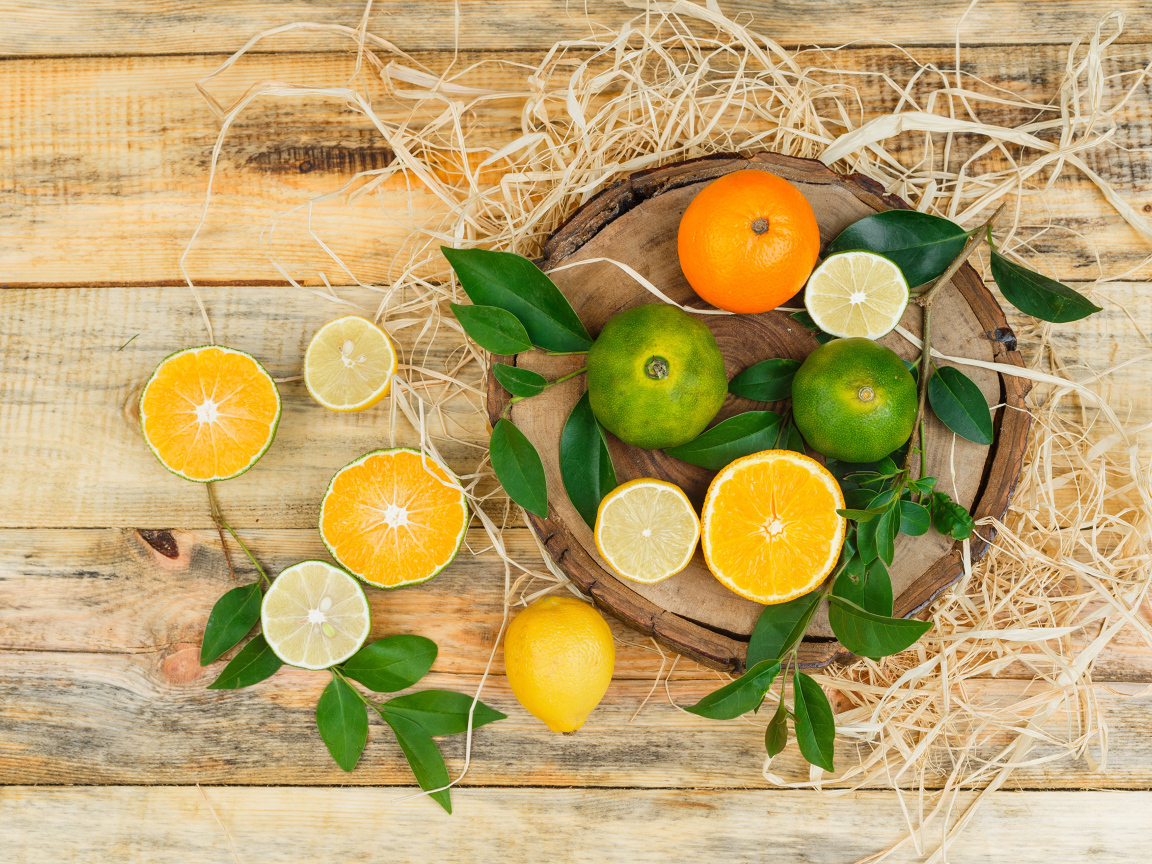 Цитрусовые кислые фрукты на столе