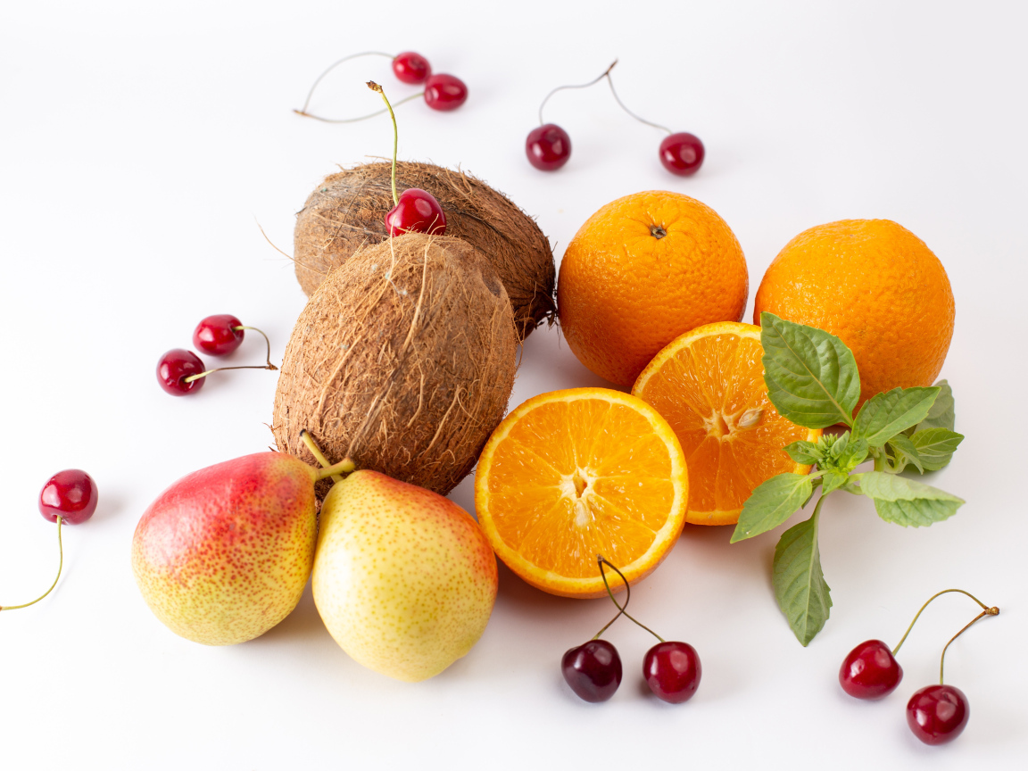 Кокосы, груши, апельсины и черешня на белом фоне