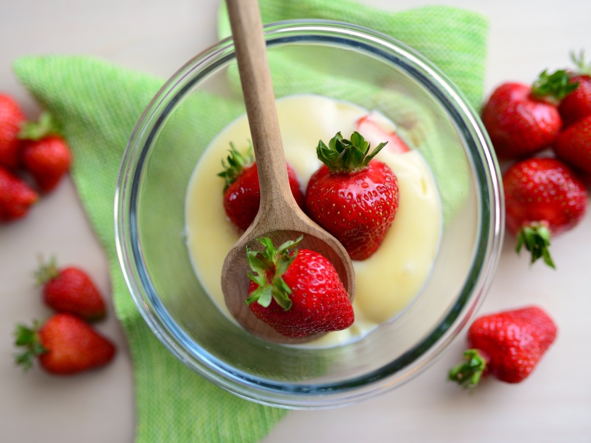 Вкусная сладкая клубника в стакане с кремом