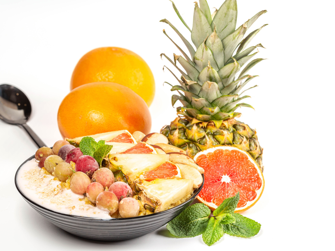 Хлопья с цитрусовыми фруктами на белом фоне