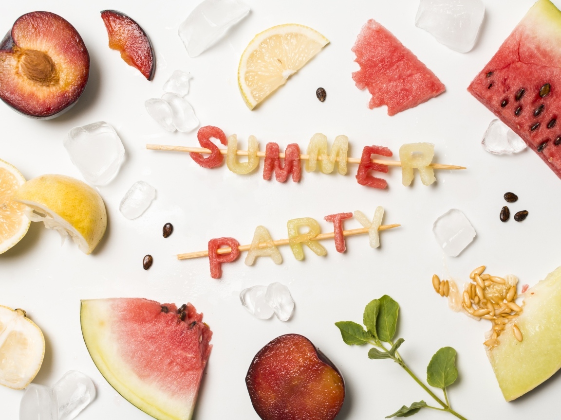 Свежие летние фрукты на белом фоне с надписью