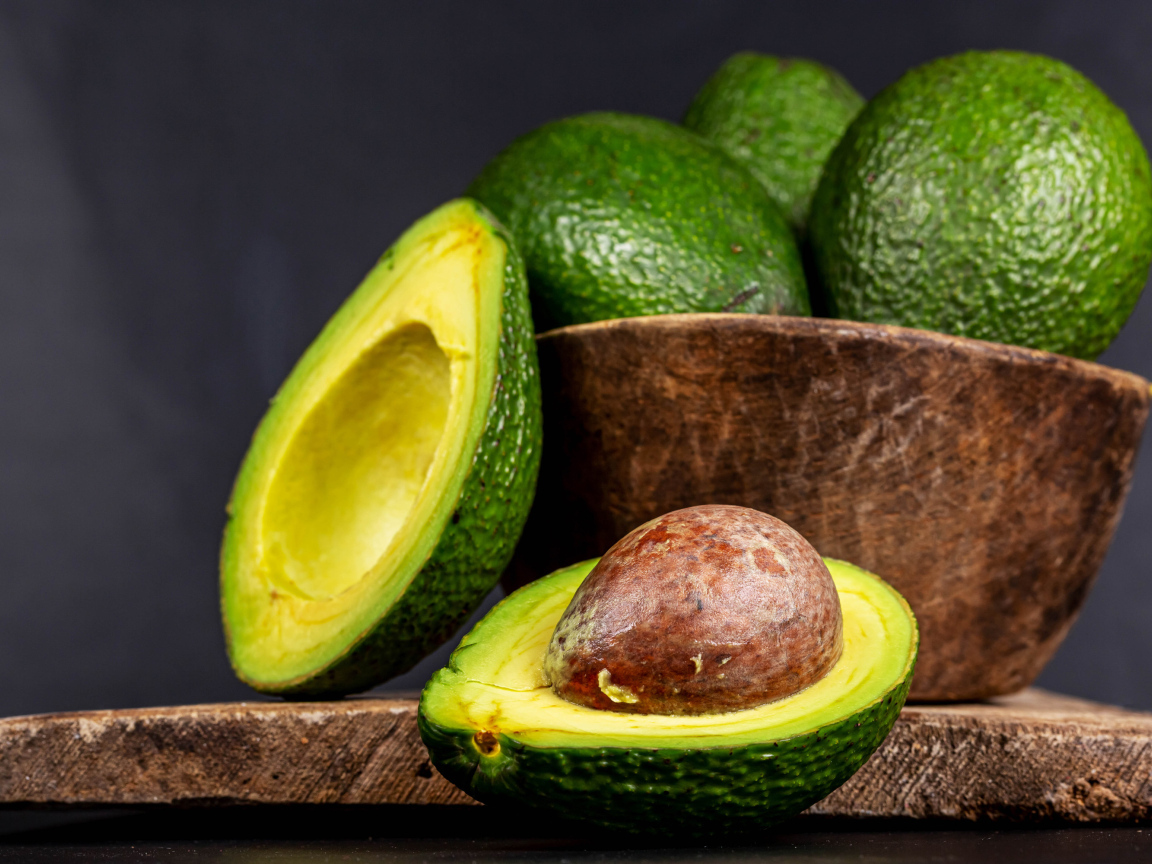 Зеленый авокадо на столе