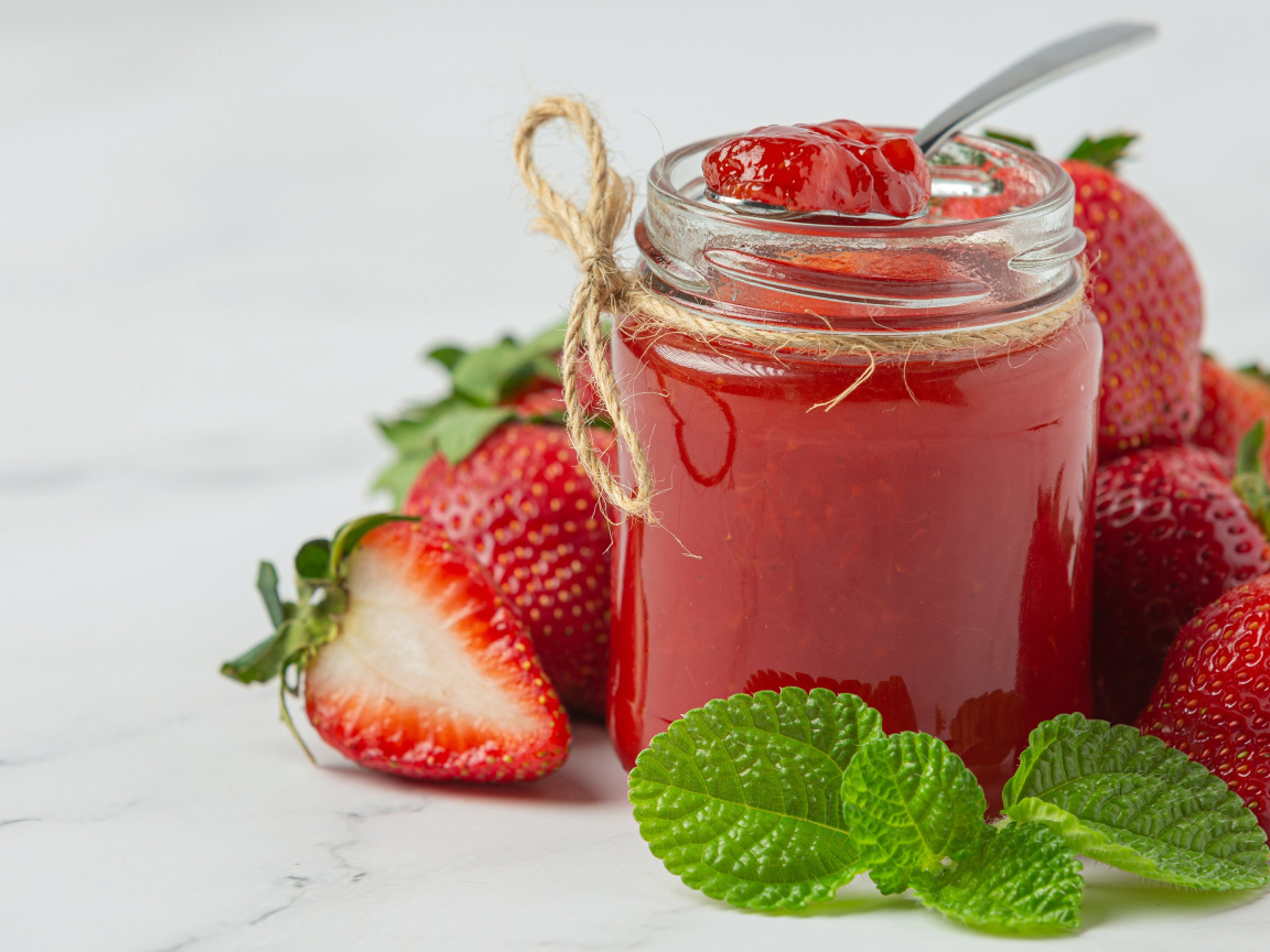 Банка клубничного джема со свежими ягодами