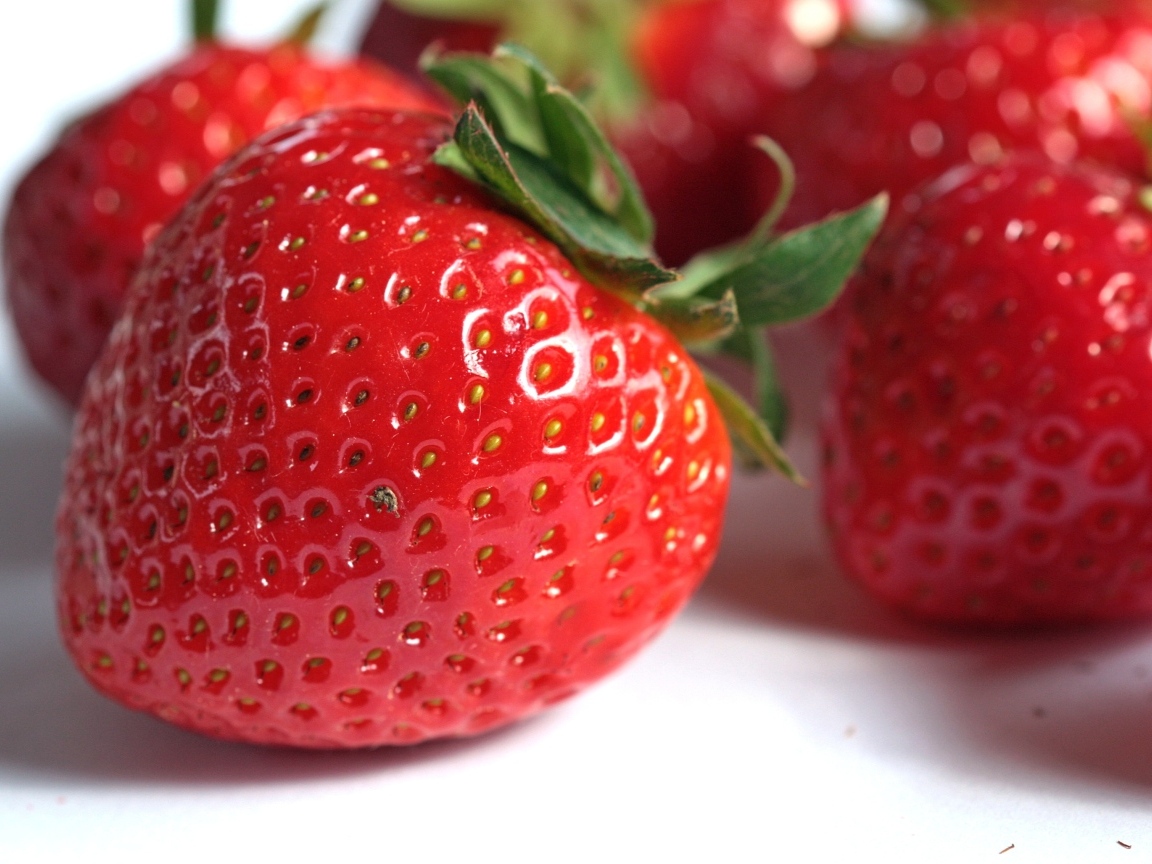 Крупная красная спелая клубника крупным планом