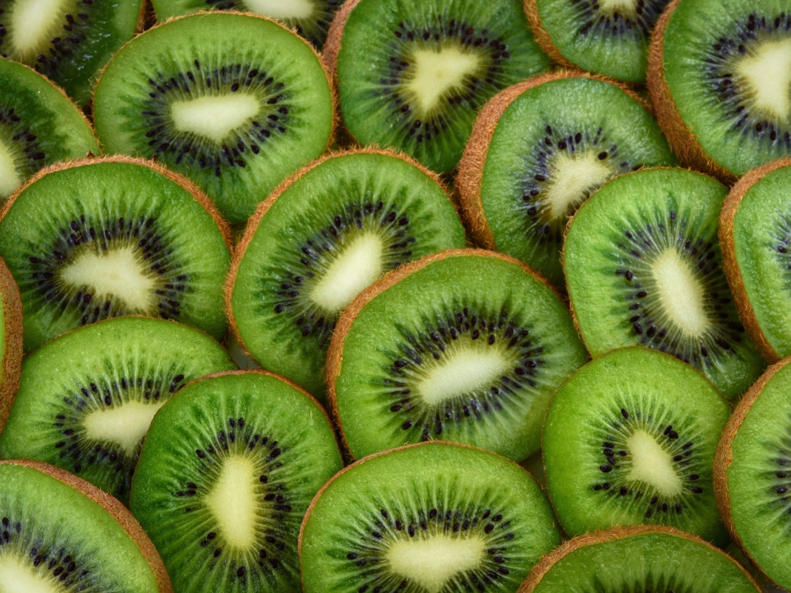 Много кругов нарезанного киви