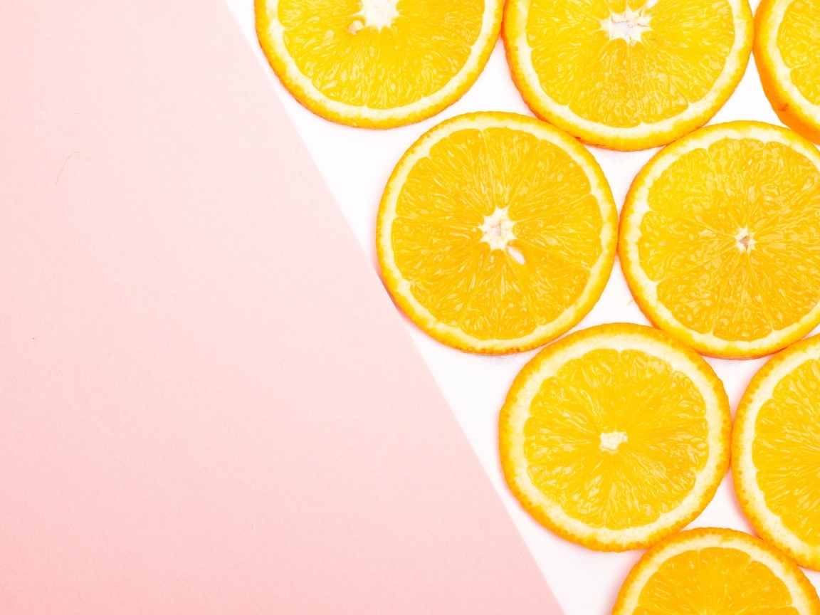Кружочки апельсина на розовом фоне