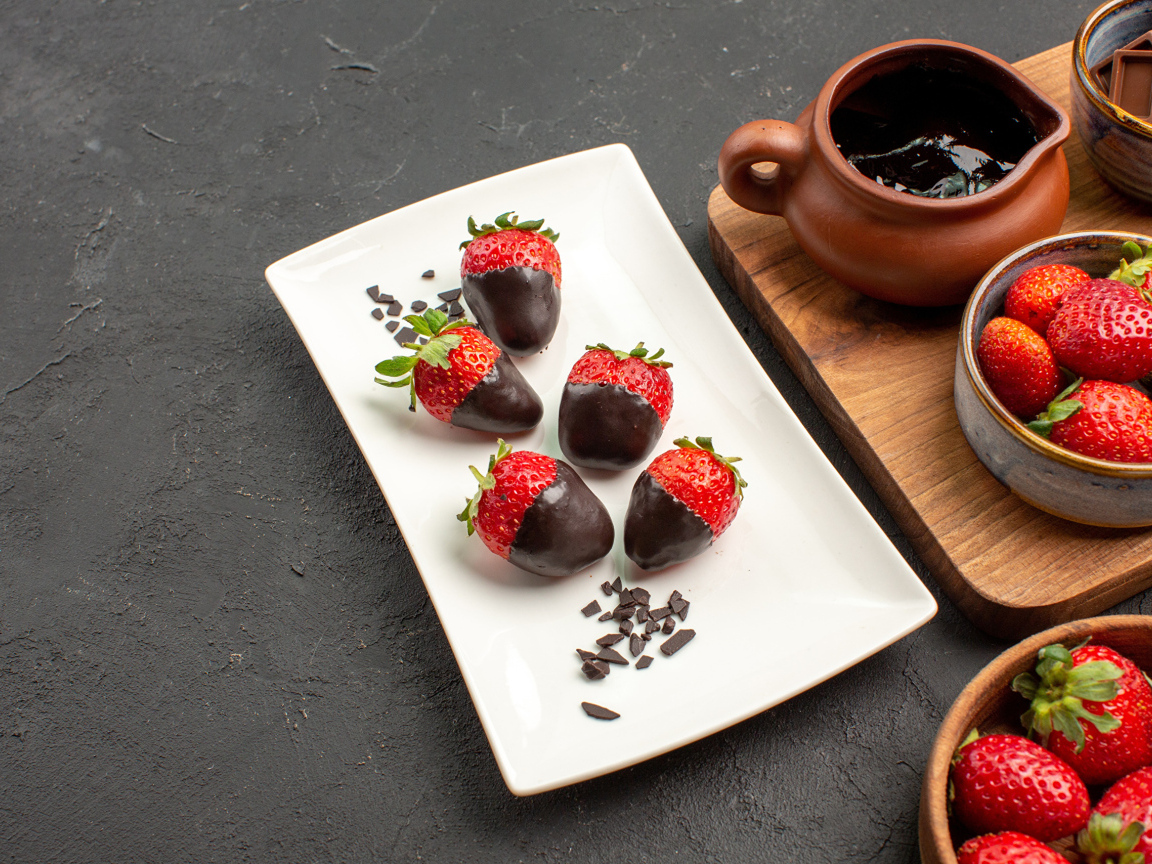Клубника в шоколаде на белой тарелке